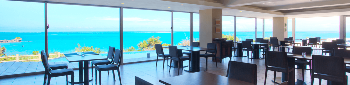 沖縄の海の見えるカフェ