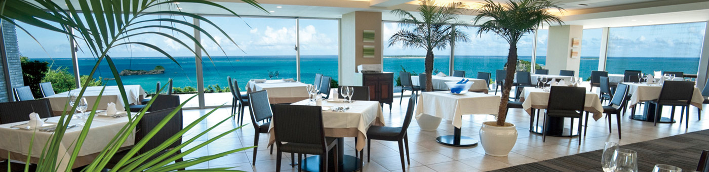 沖縄の海の見えるカフェ